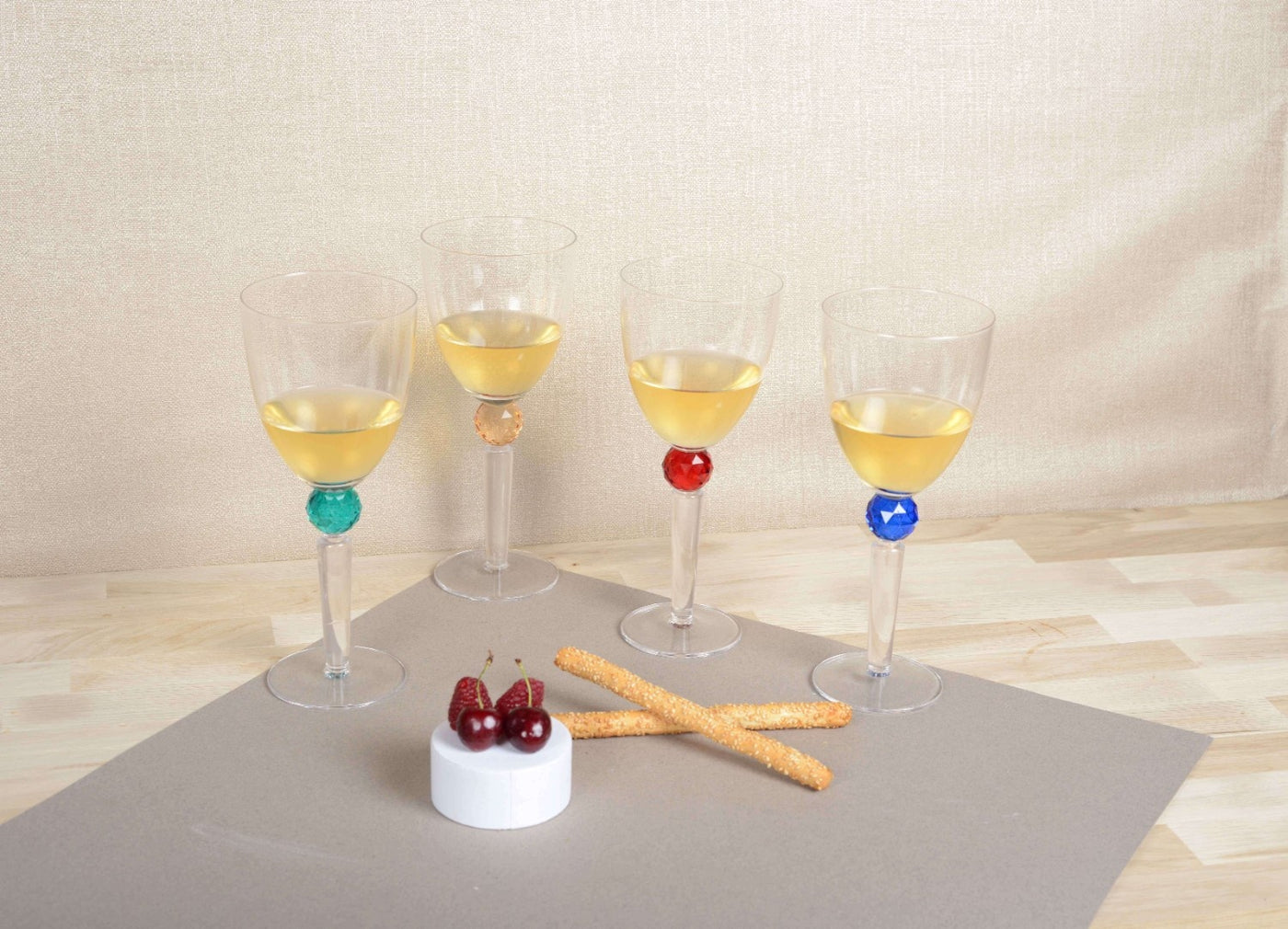 S/4 Wine Glasses Round Colored Foot